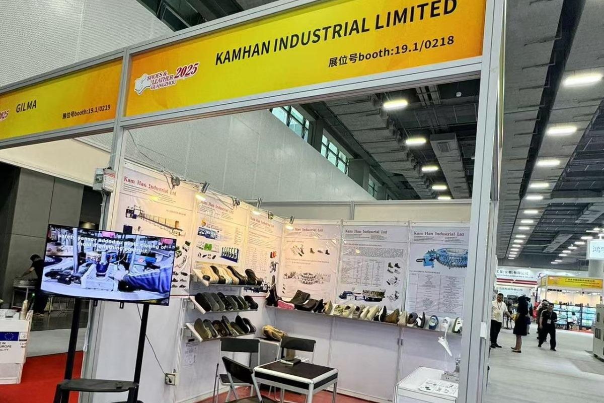 Modelos de calçados expostos em feira de couro e calçados em Guangzhou