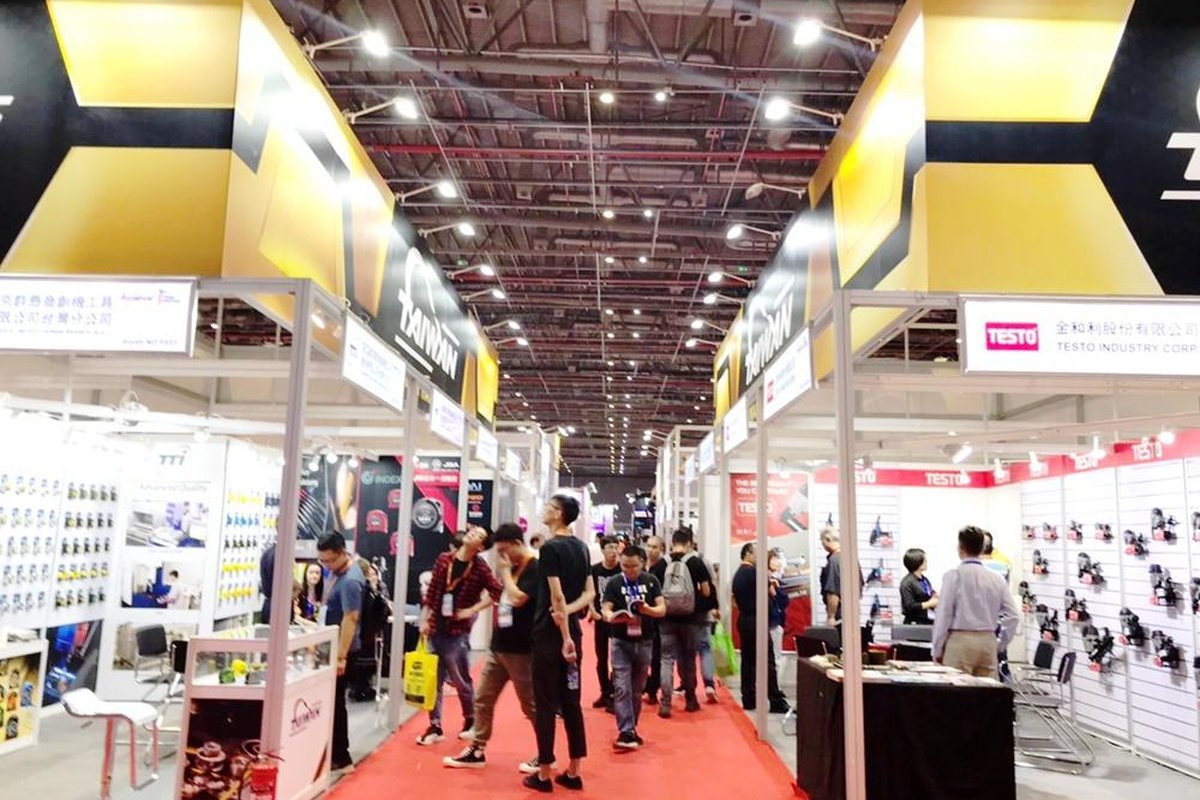 Ferramentas manuais e elétricas expostas em feira de ferragens em Xangai