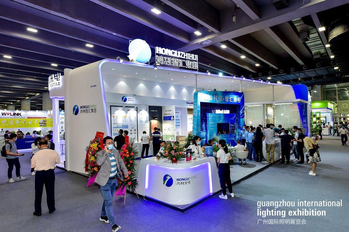 Luminárias e sistemas de LED expostos na maior feira de iluminação do mundo, em Guangzhou