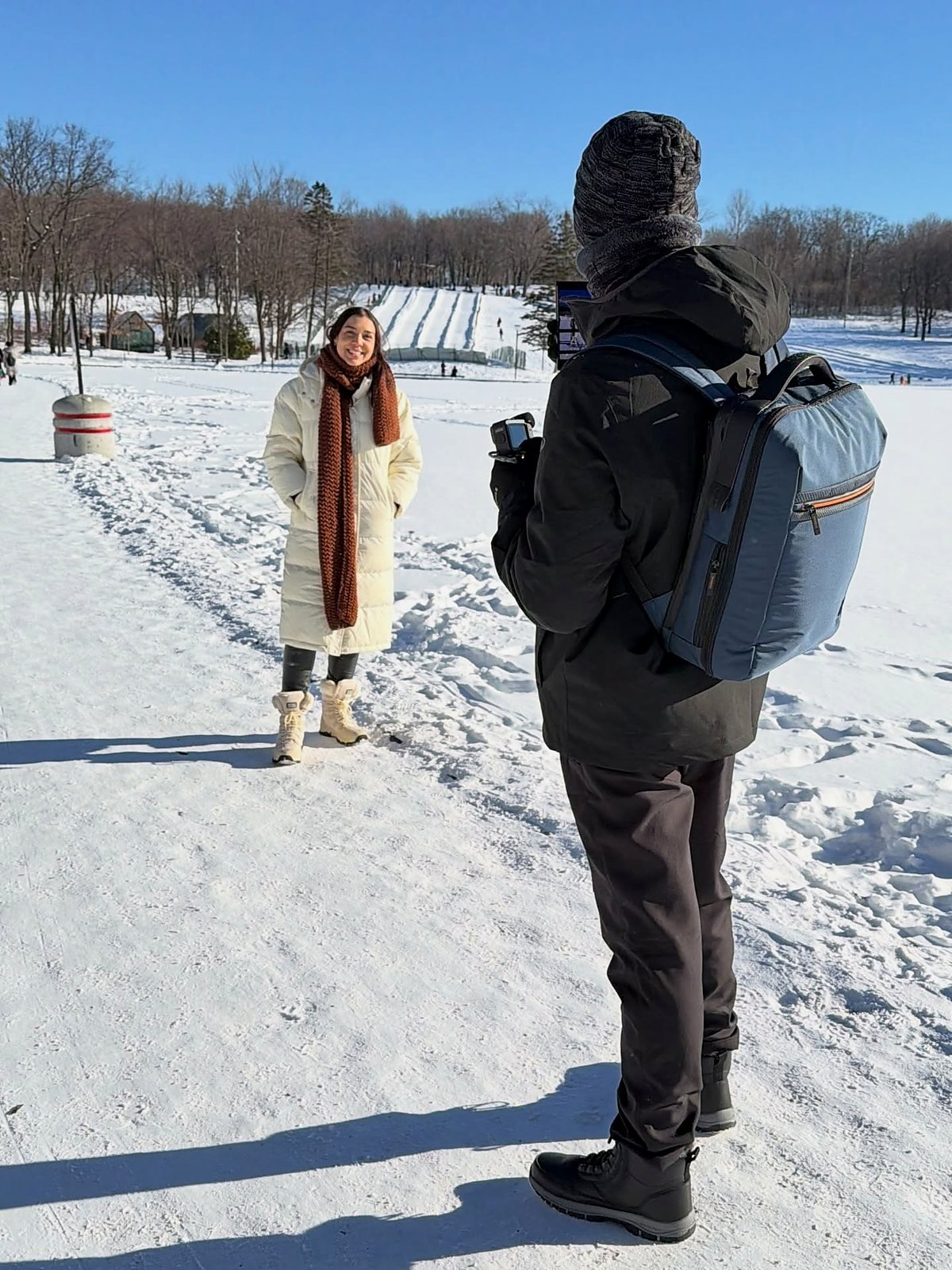 Parque coberto de neve em Montreal com pistas de glissade ao fundo