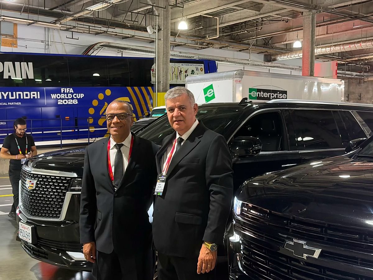Motoristas da GS Transportation ao lado dos SUVs, em serviço de evento em Los Angeles