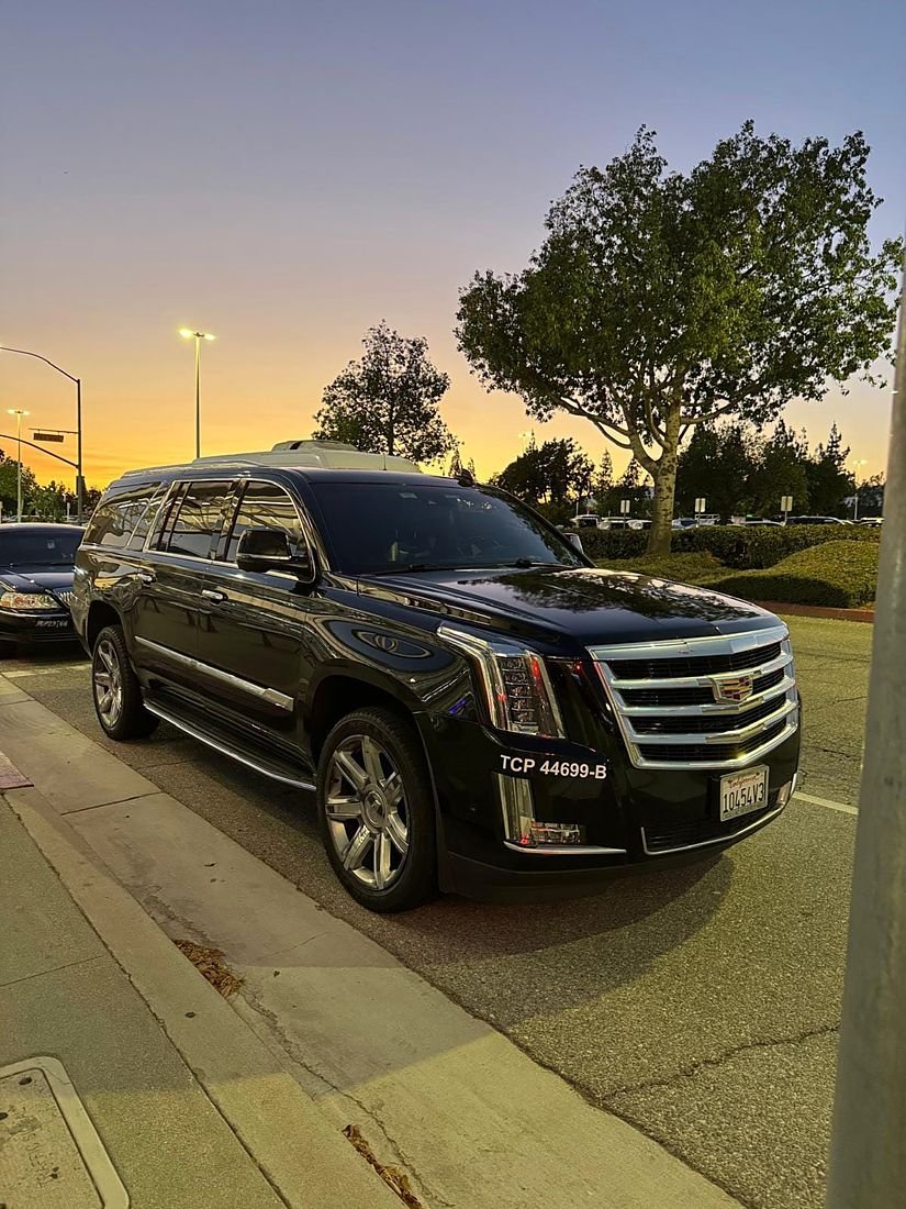 SUV Cadillac Escalade da GS Transportation ao pôr do sol em Los Angeles