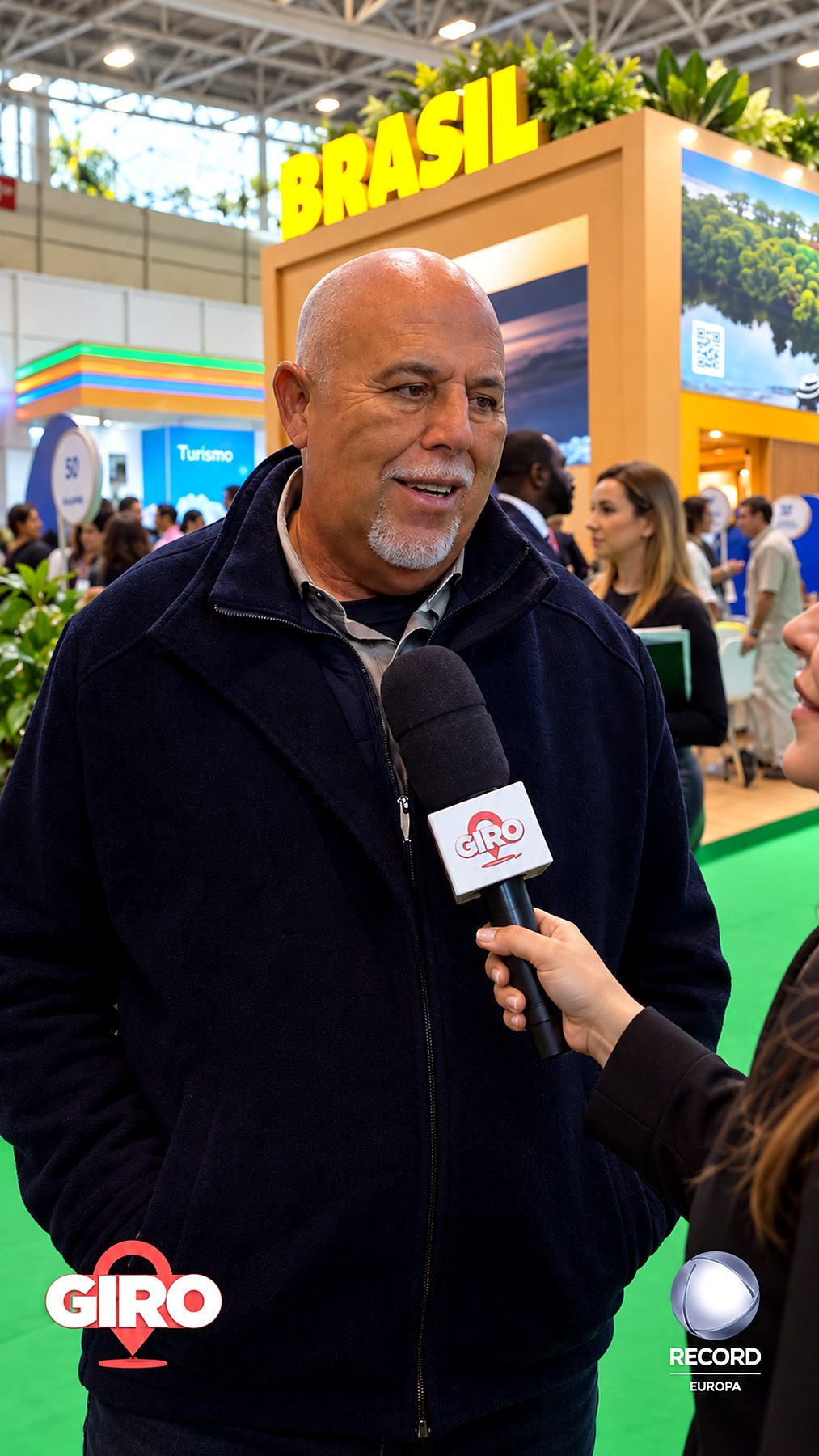 Alexandre dando entrevista em feira de turismo em Lisboa