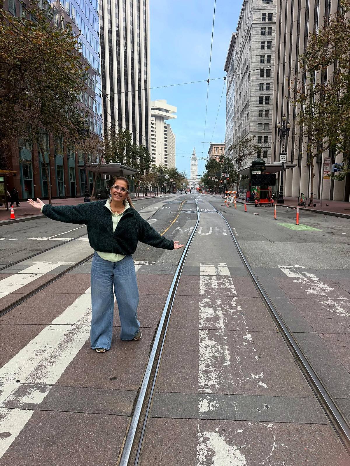 Andréia Brum na Market Street, com o Ferry Building ao fundo
