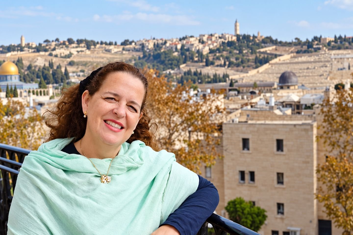 Guia brasileira em Jerusalém: Thati, da agência Israel by Thati, com a Cidade Velha ao fundo