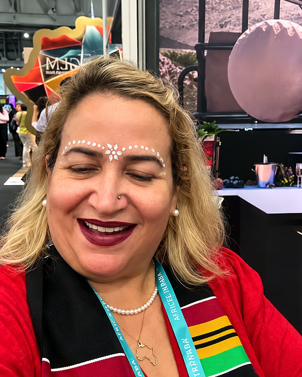 Bia, guia brasileira em Johannesburgo, sorrindo em evento de turismo na África do Sul