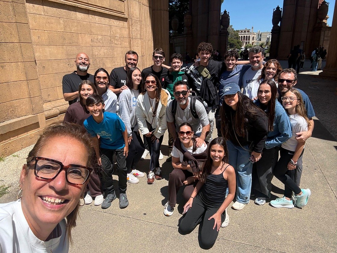 Guia brasileira com grupo de brasileiros no Palácio de Belas Artes, em San Francisco, Califórnia