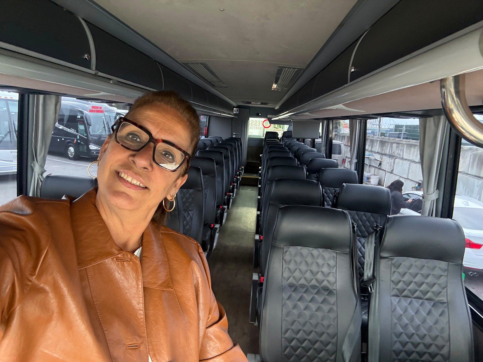 Guia brasileira no ônibus de transfer, pronta para receber um grupo na Califórnia