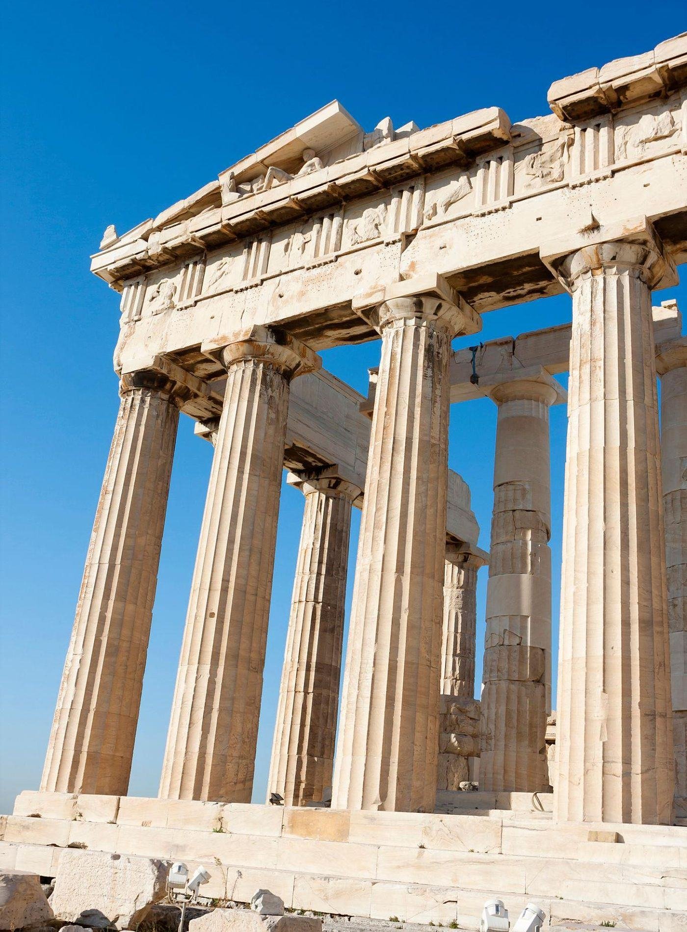 O Partenon no alto da Acrópole de Atenas, com céu azul ao fundo