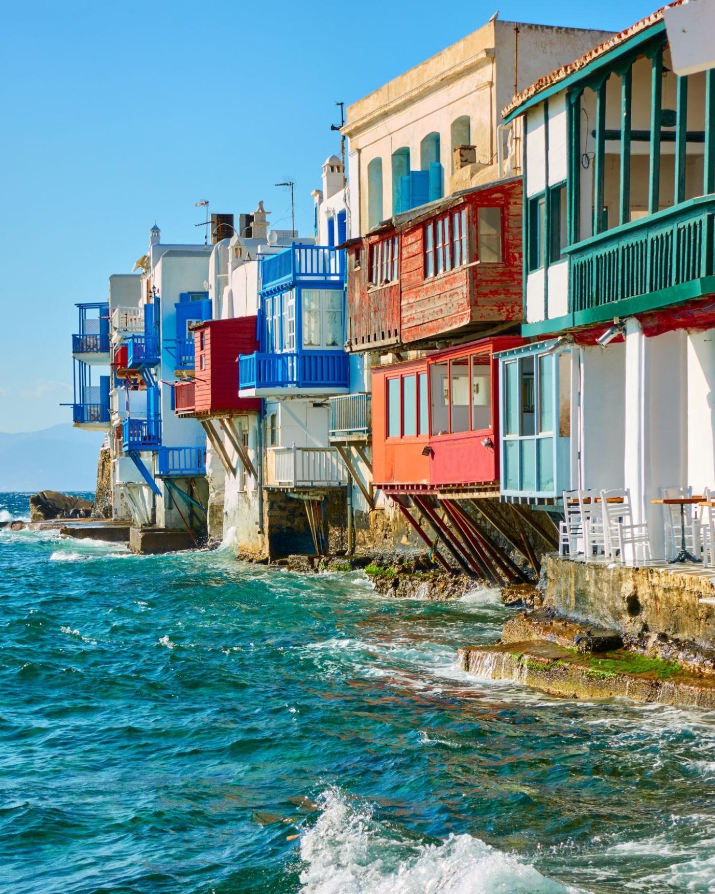 Casas coloridas de Little Venice debruçadas sobre o mar, em Chora, Mykonos