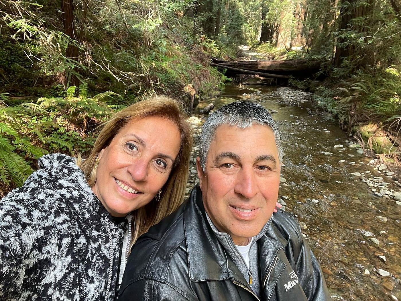 Andréia e Guto, guias brasileiros e fundadores da Tripnow Tours, em Muir Woods