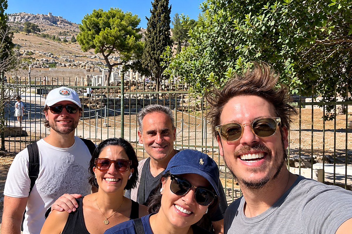 Guia Panagiotis com o ator Fábio Porchat e amigos na Grécia