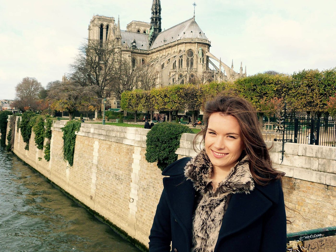 Guia brasileira em Paris diante da Catedral de Notre-Dame