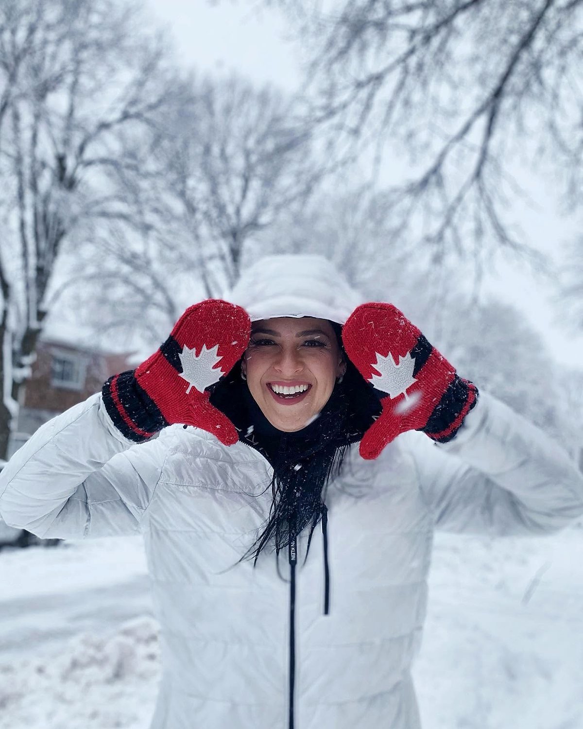Leila Diniz na neve em Montreal, com luvas estampadas com a folha de bordo do Canadá