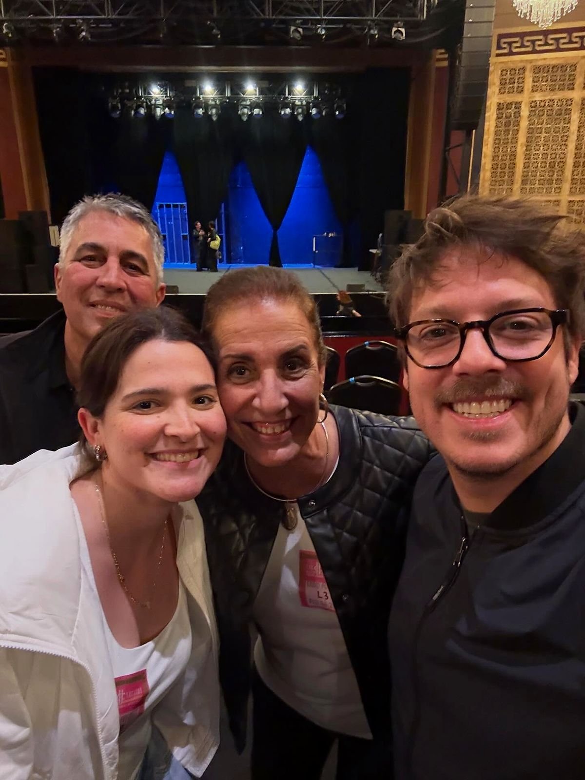 Guto e Andréia, da Tripnow Tours, com o cliente Fabio Porchat em um teatro de San Francisco