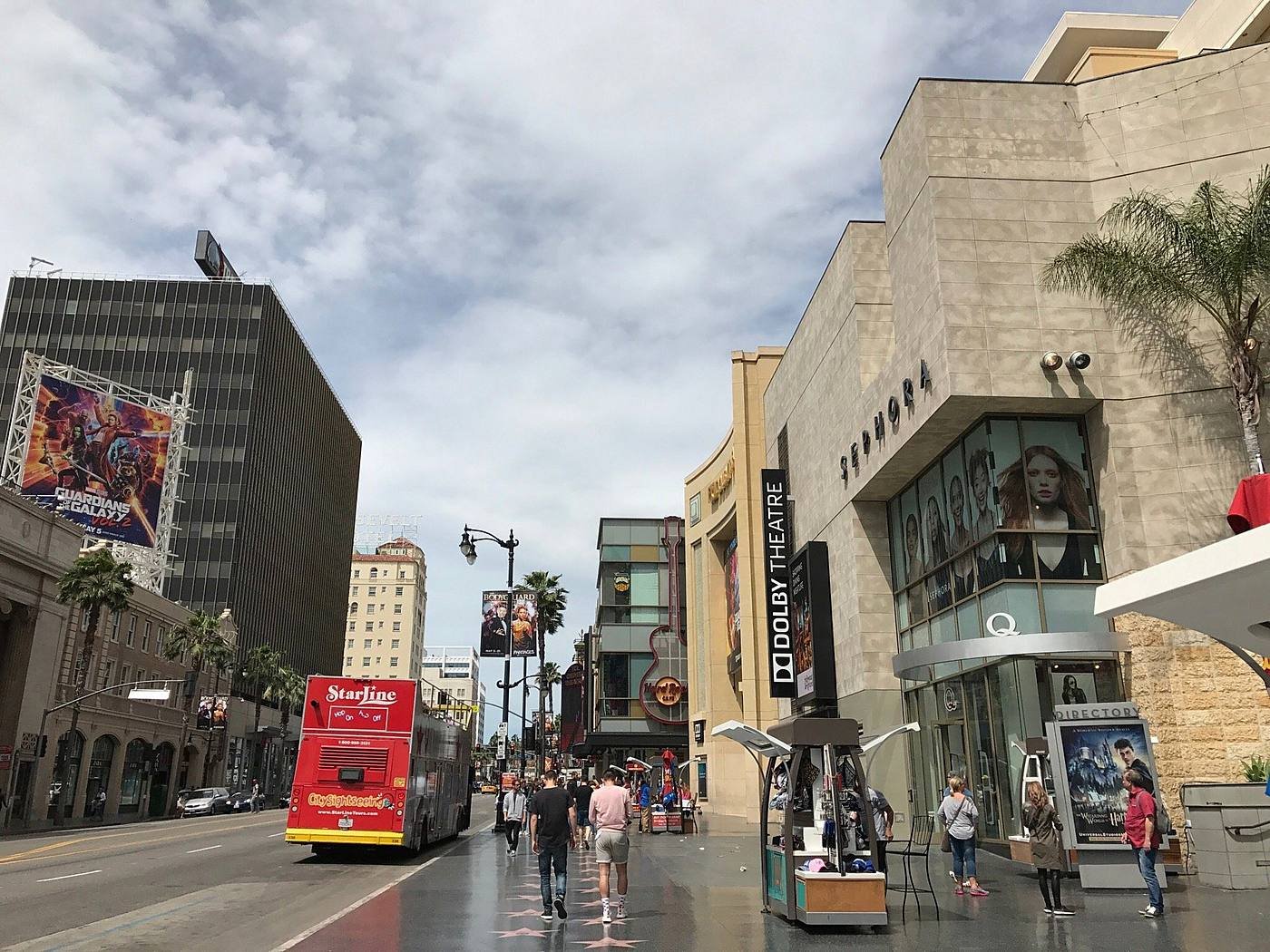 Hollywood Boulevard, com o Dolby Theatre e o ônibus turístico