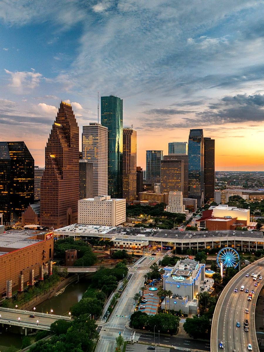 Skyline de Houston ao pôr do sol, com a roda-gigante do centro
