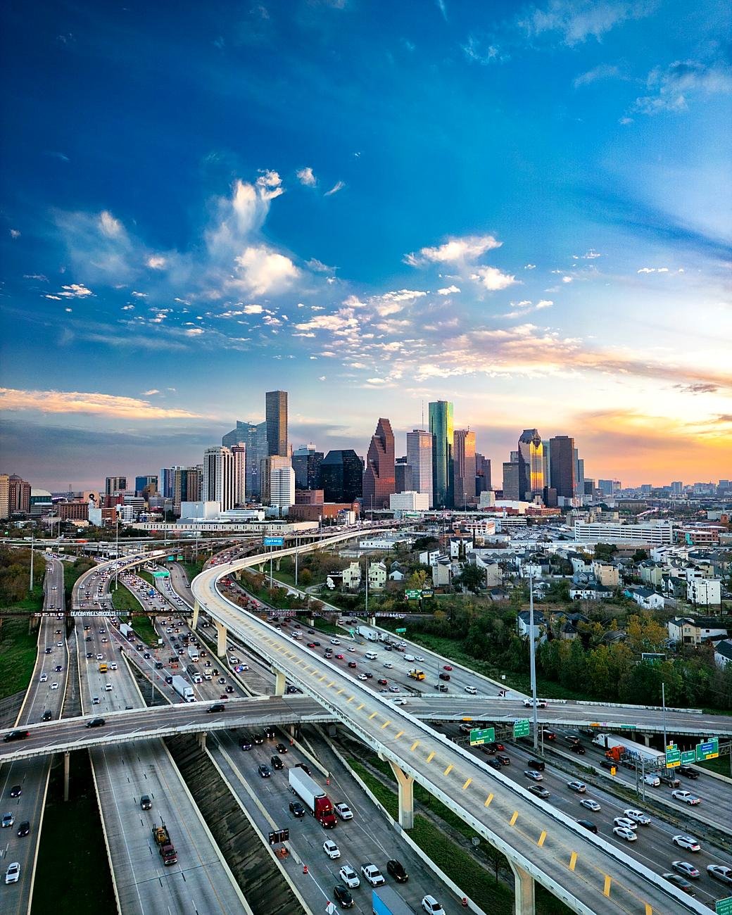 Skyline de Houston visto das freeways ao entardecer