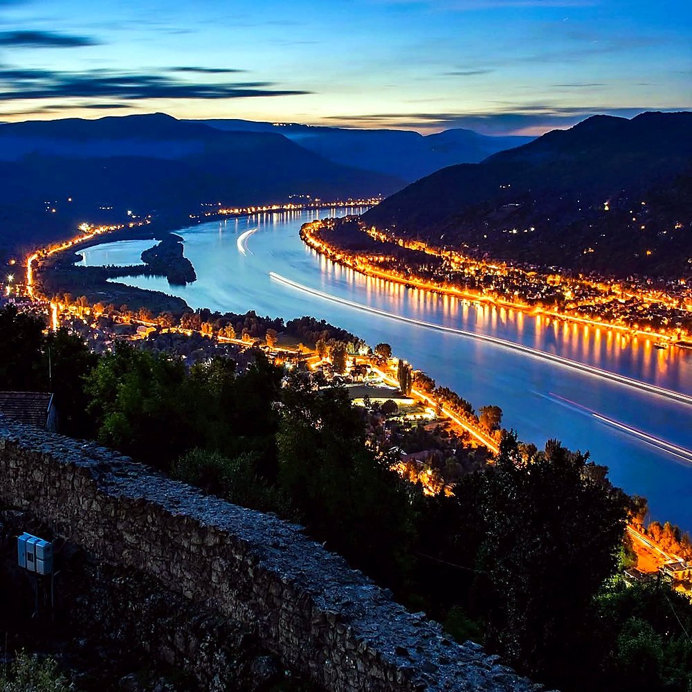 Curva do Danúbio iluminada vista do castelo de Visegrád