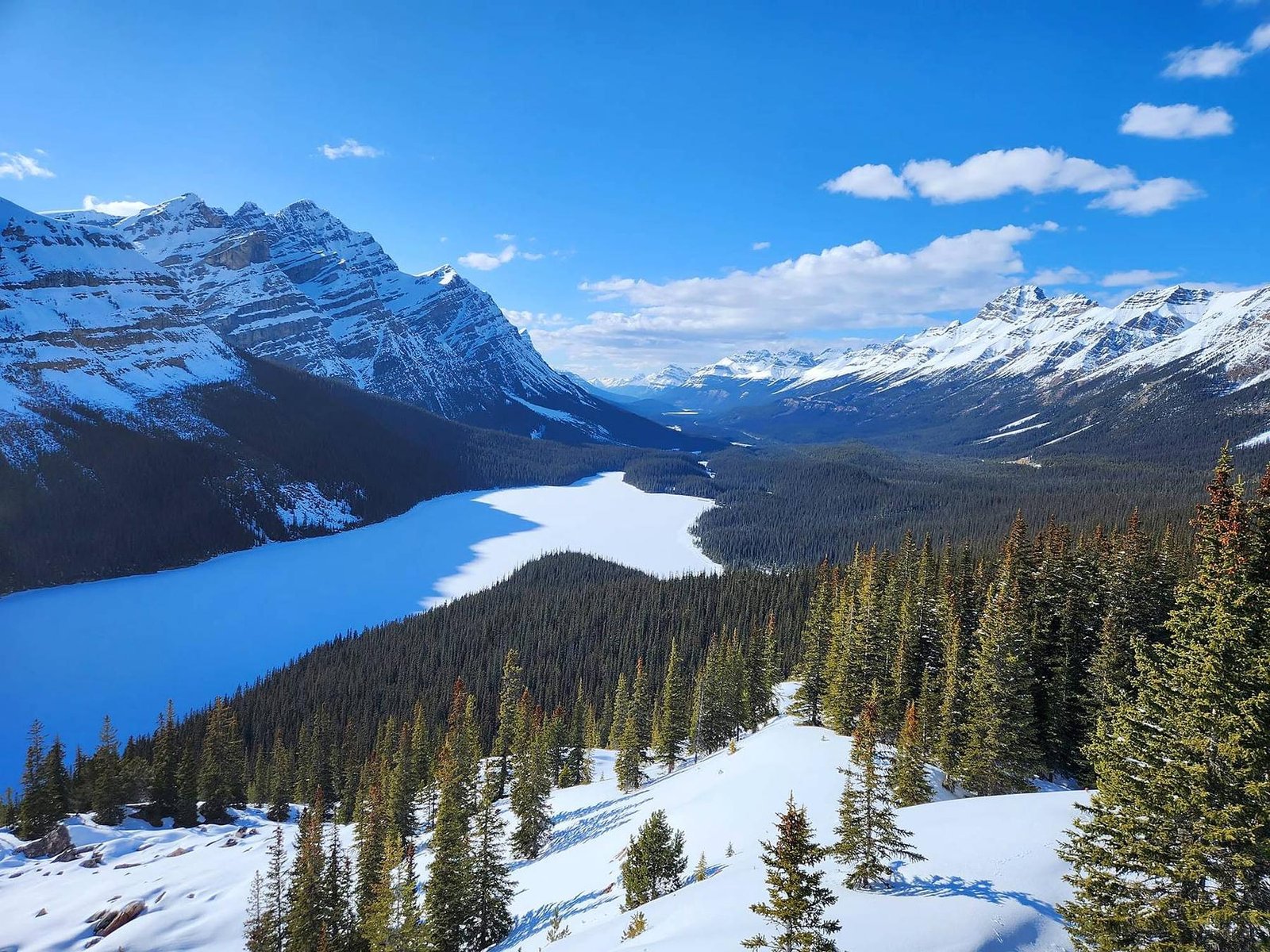 Montanhas cobertas de neve e lago congelado no inverno