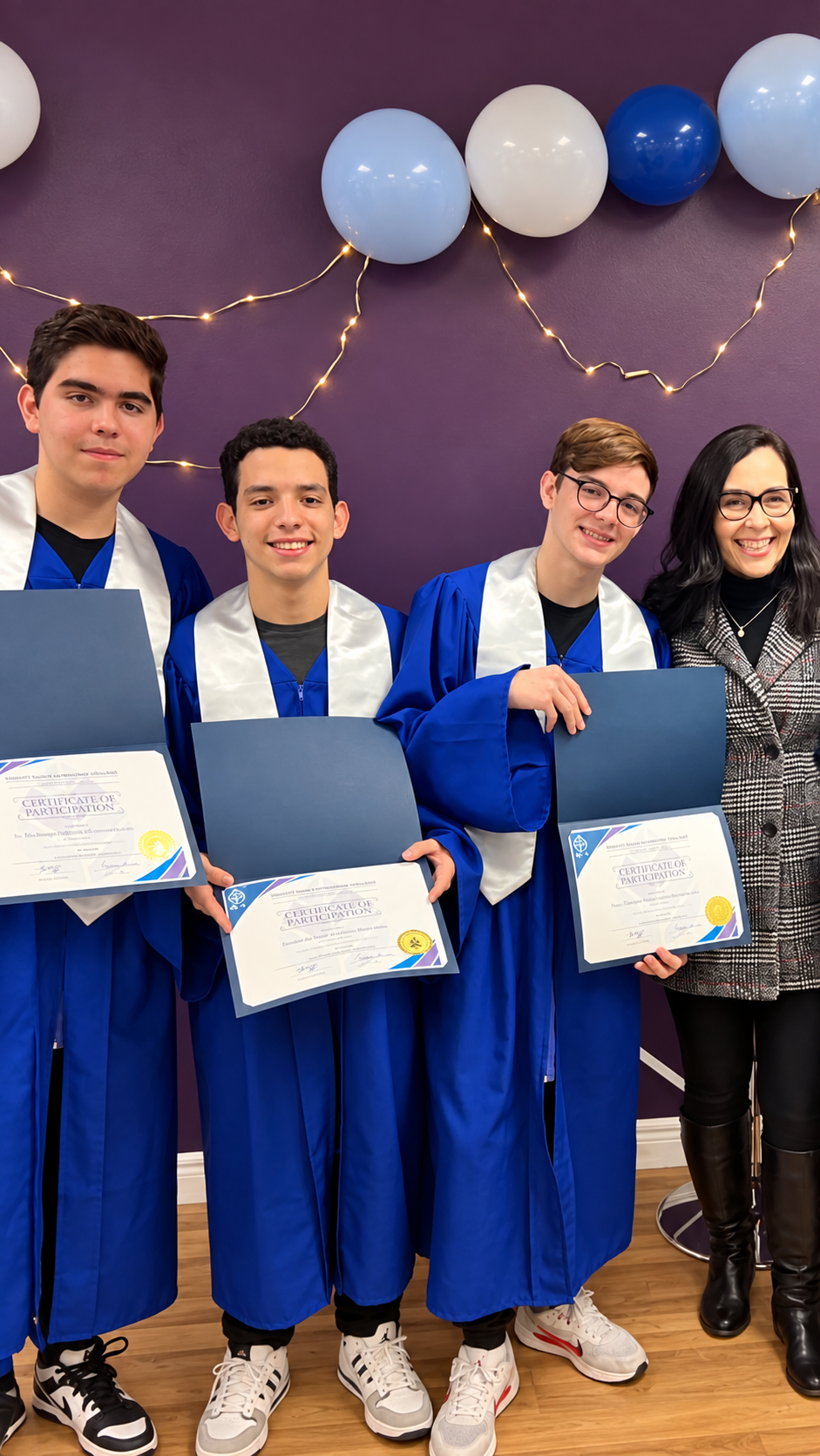 Diana Carvalho com estudantes brasileiros segurando certificados de conclusão