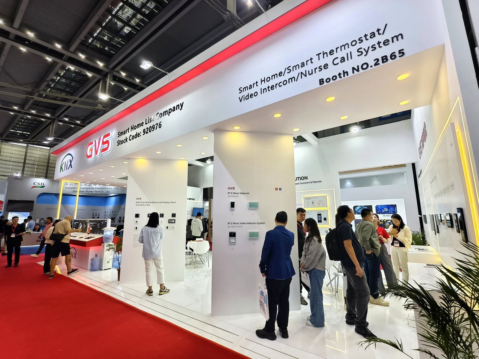 Estande de feira de negócios em Shenzhen, com visitantes profissionais conversando com expositores