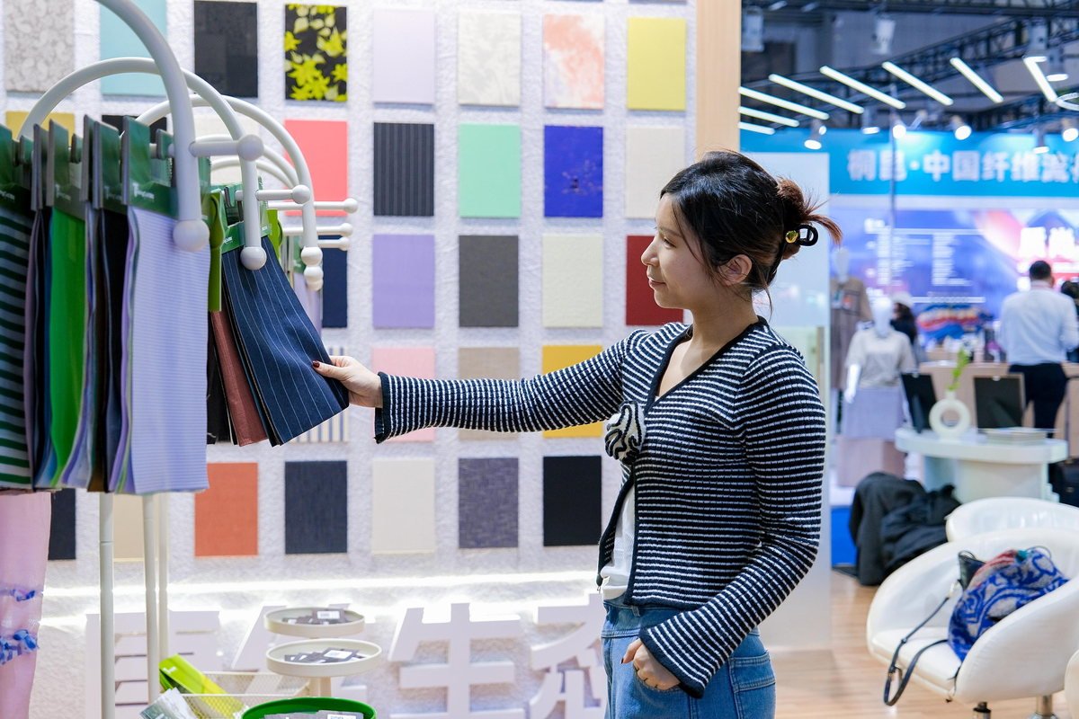Amostras de tecidos expostas em feira têxtil em Xangai