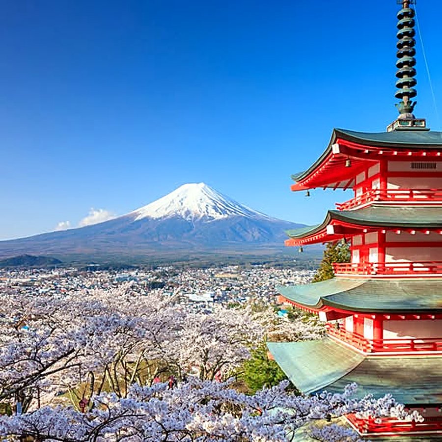 Monte Fuji visto do Pagode Chureito com cerejeiras
