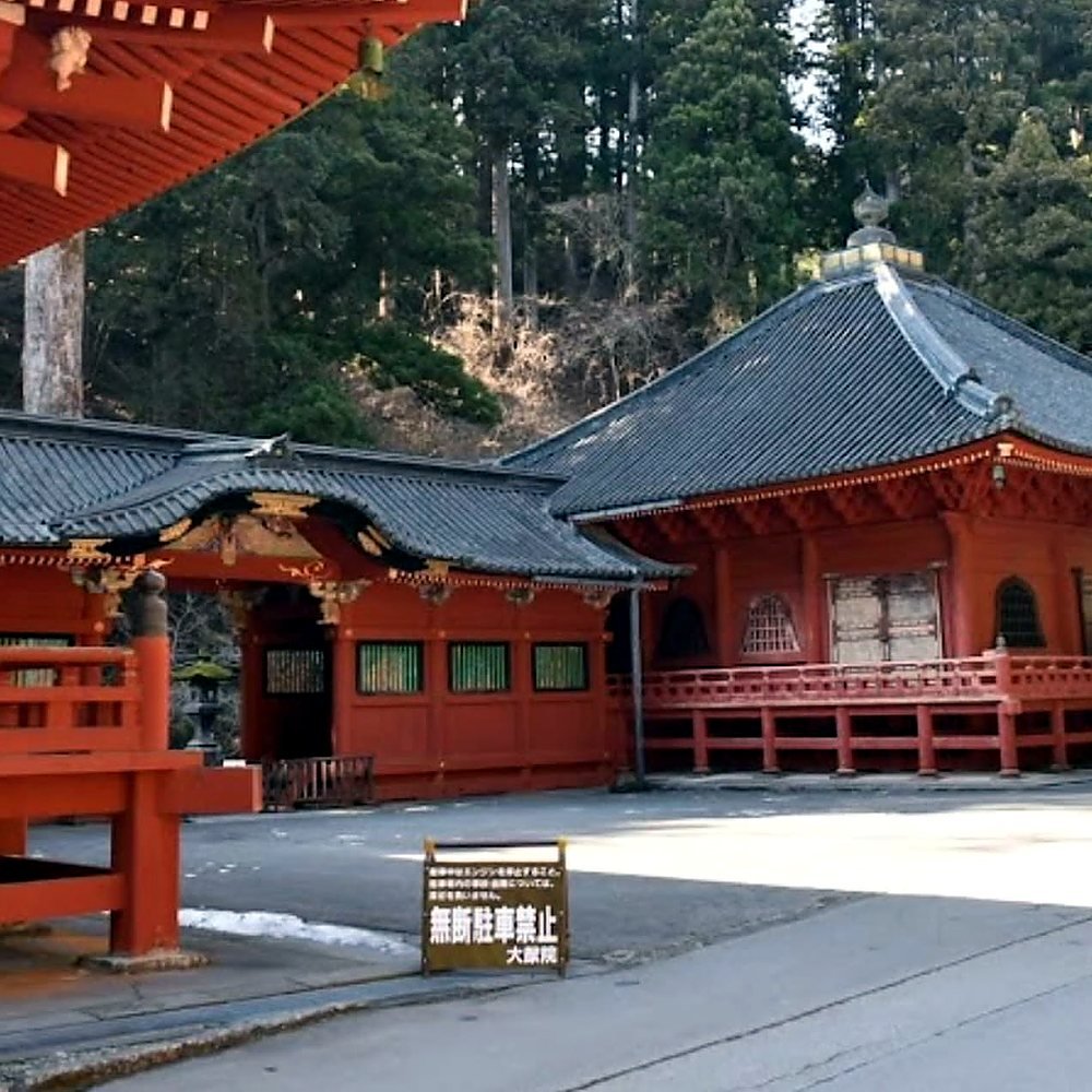 Templos vermelhos entre cedros em Nikko