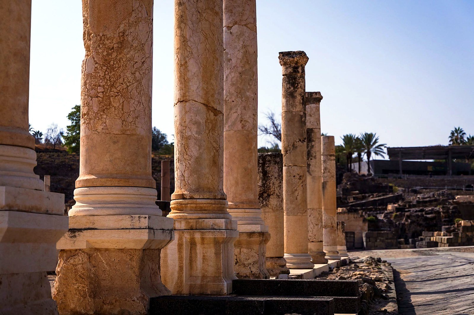 Colunas de sítio arqueológico romano em Israel - passeio com guia brasileira em Israel