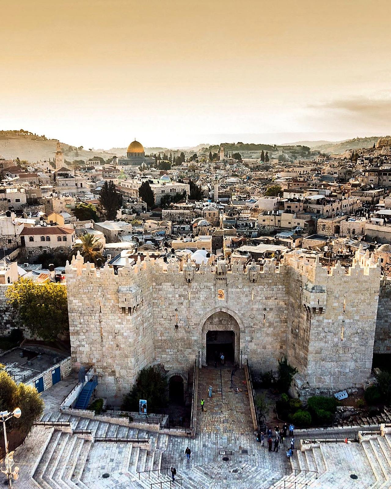 Muralhas da Cidade Velha de Jerusalém com o Monte das Oliveiras ao fundo
