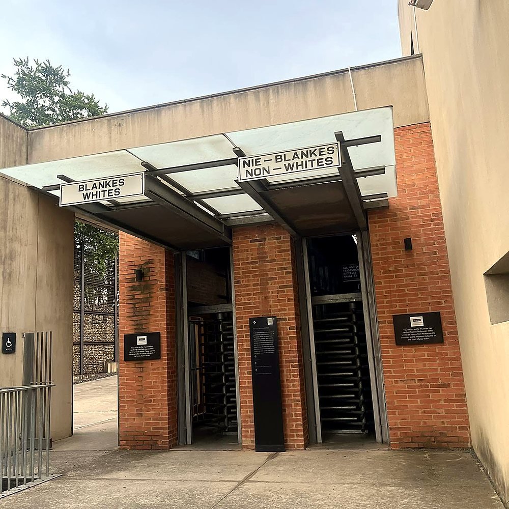 Entrada do Museu do Apartheid com as placas de brancos e não brancos