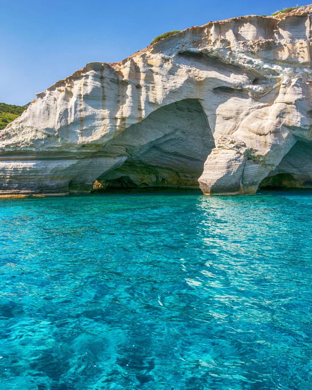 Falésias brancas e cavernas marinhas de Kleftiko, em Milos, sobre o mar turquesa