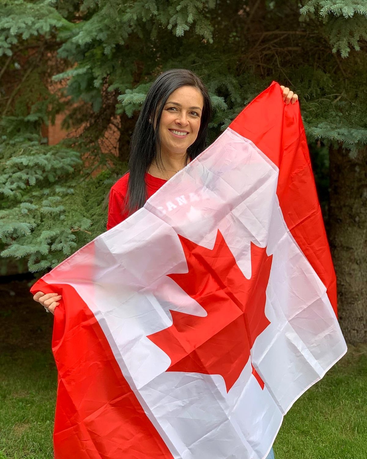 Leila Diniz segurando a bandeira do Canadá