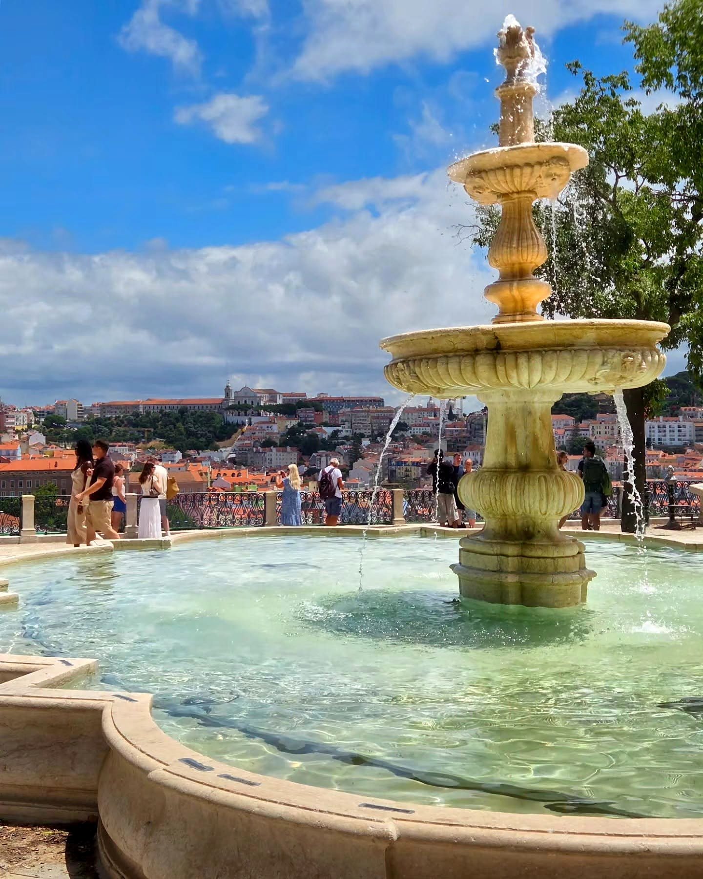 Fonte do Miradouro de São Pedro de Alcântara, com vista para Lisboa