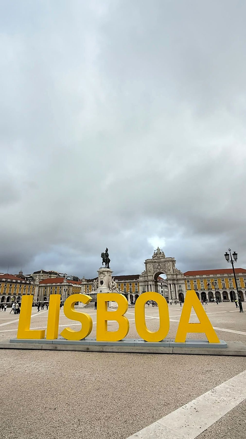 Letreiro LISBOA na Praça do Comércio, com o Arco da Rua Augusta ao fundo