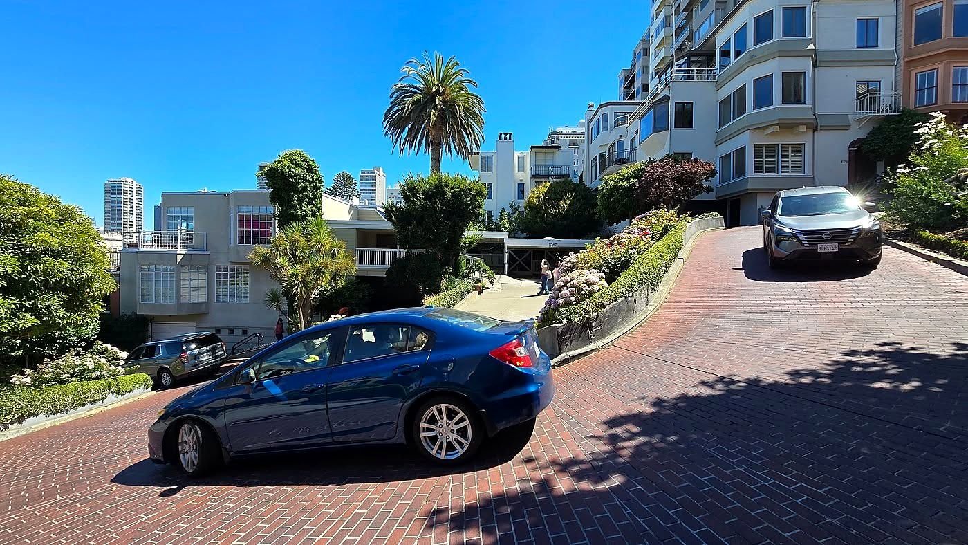 Carros descendo a Lombard Street, a rua em zigue-zague de San Francisco