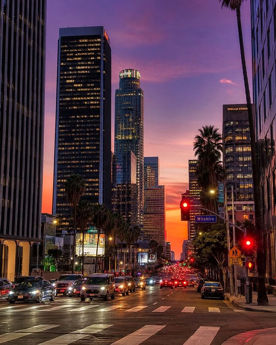 Wilshire Boulevard e os arranha-céus do centro de Los Angeles ao anoitecer