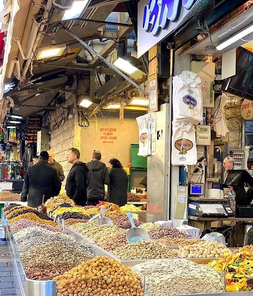 Bancas de castanhas e frutas secas no Mercado Mahane Yehuda - passeio com guia brasileira em Jerusalém
