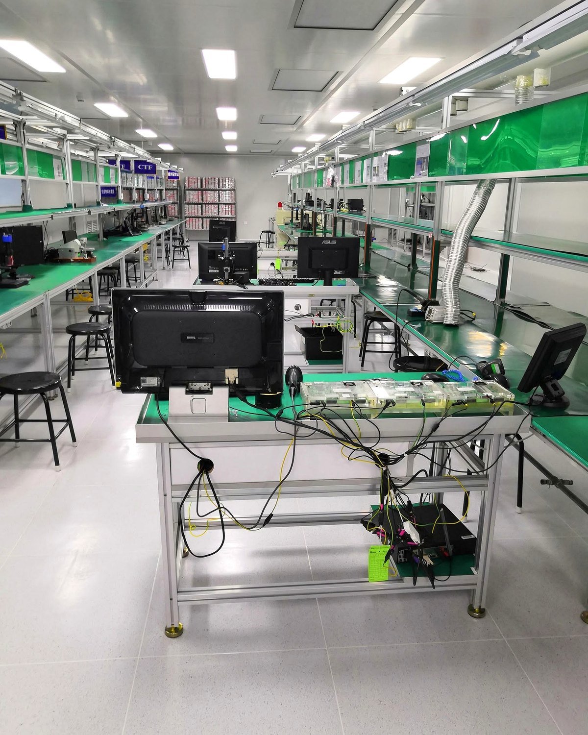 Bancadas de montagem de uma fábrica de eletrônicos na região de Shenzhen