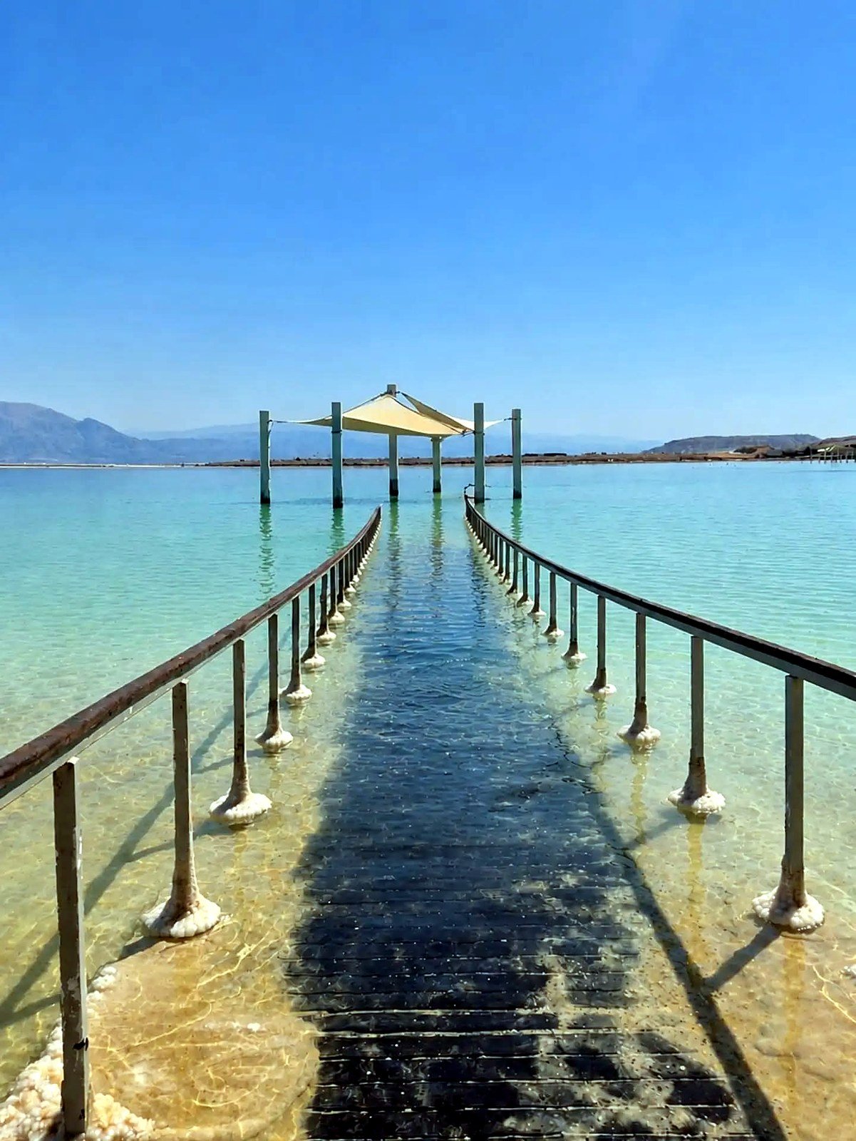 Passarela sobre as águas do Mar Morto - passeio com guia brasileira em Israel