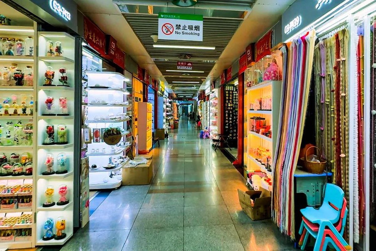 Corredor do mercado atacadista permanente de Yiwu, na província de Zhejiang