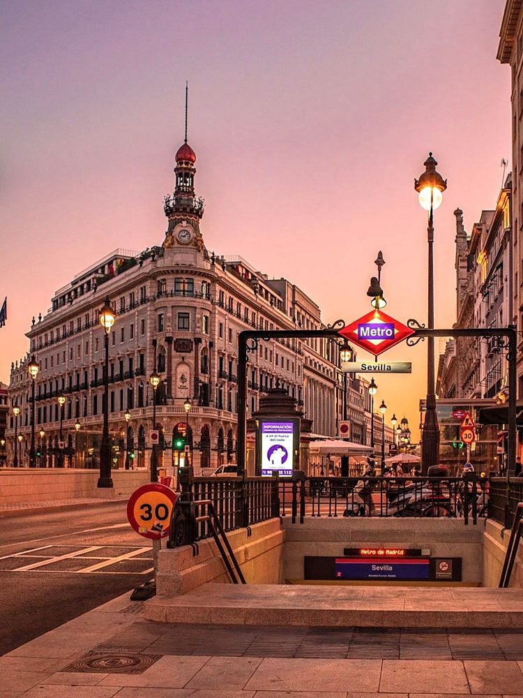 Entrada do metrô Sevilla, em Madri, ao anoitecer