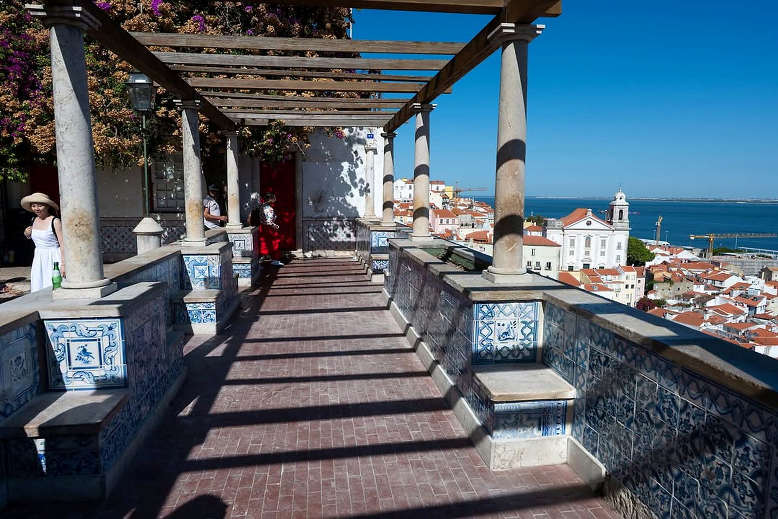 Miradouro de Santa Luzia, com azulejos e vista para Alfama e o Rio Tejo