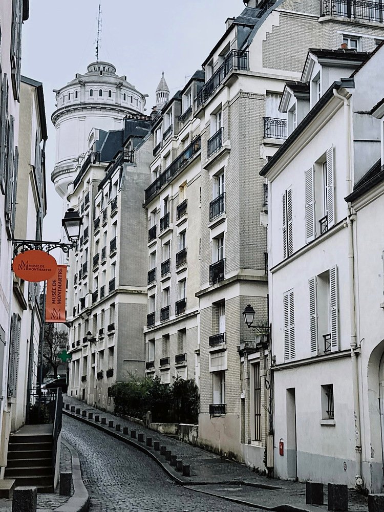 Rua de Montmartre com a cúpula do Sacré-Cœur ao fundo