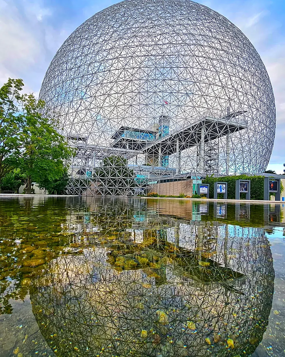 A Biosfera de Montreal, esfera de aço da Expo 67 no Parque Jean-Drapeau, refletida no espelho d'água