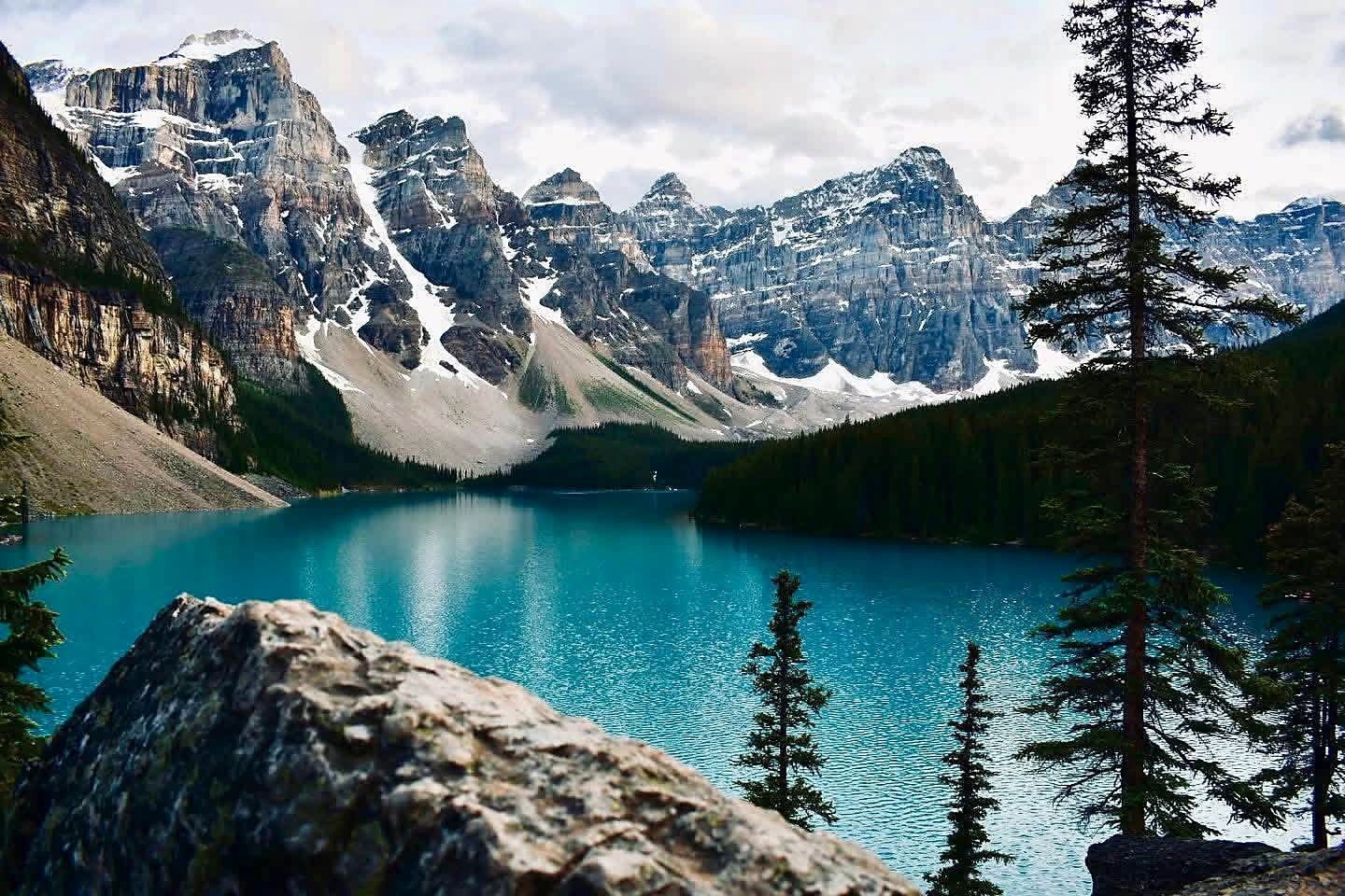Moraine Lake, lago turquesa cercado de picos nevados no Banff National Park