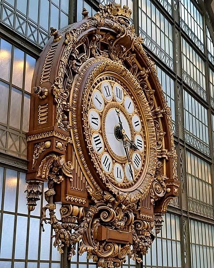 Relógio monumental no interior do Museu d'Orsay