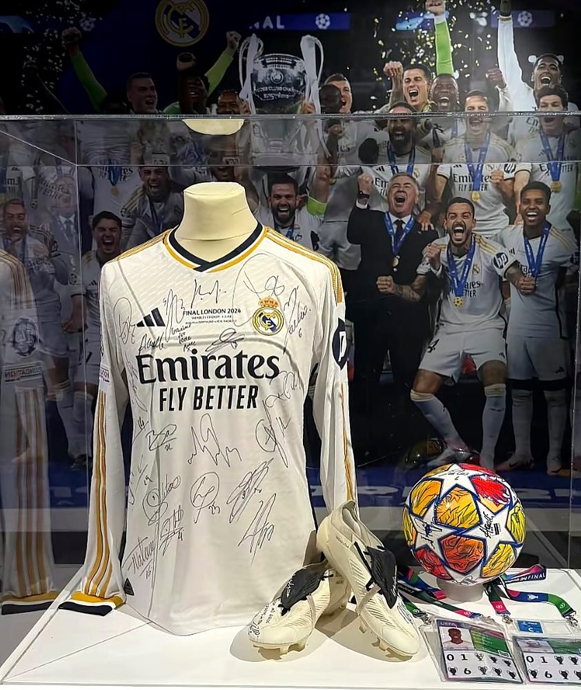 Camisa autografada exposta no museu do Real Madrid