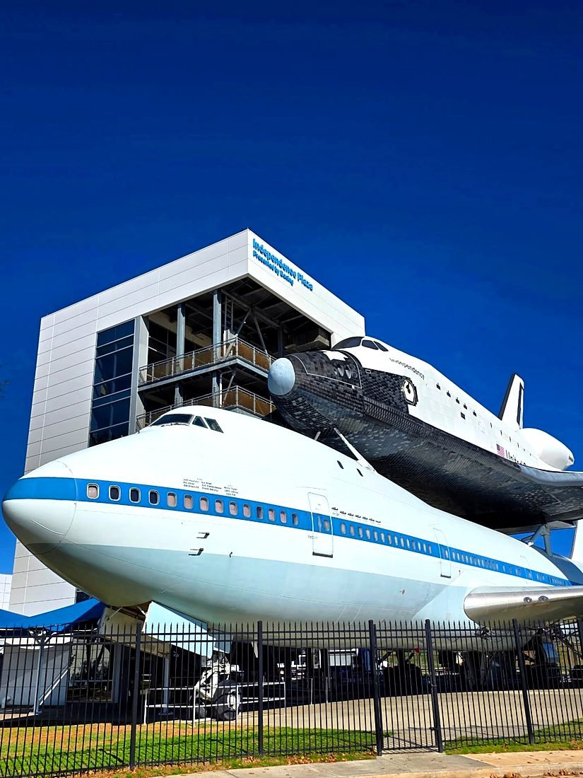 Ônibus espacial Independence sobre o Boeing 747 no Space Center Houston